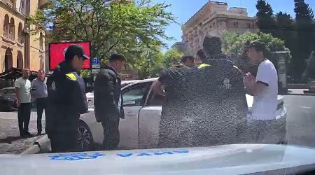 Piyada zolağında qəzaya uğrayan vətəndaşa belə kömək etdilər - VİDEO
