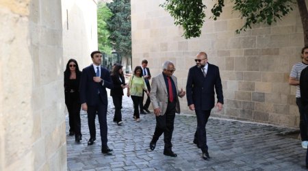 Mavriki Prezidenti İçərişəhəri gəzdi &ndash; FOTO