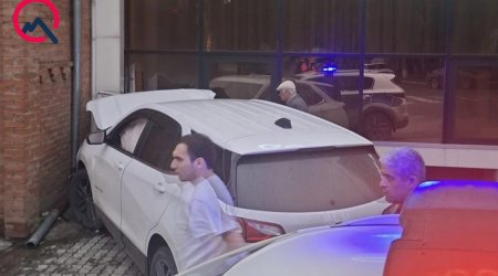 Maşın tibb mərkəzinə çırpıldı - Xəsarət alanlar var - FOTO