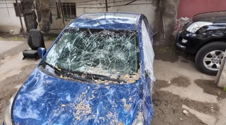 Bakıda divar uçdu, avtomobillər əzildi - VİDEO