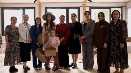 Leyla Əliyeva Masallıda həsirçiliklə məşğul olan qadınlarla görüşdü &ndash; FOTO