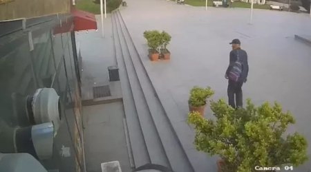 Bakıda işıq dirəklərinin metal hissələrini oğurlayan saxlanıldı - VİDEO