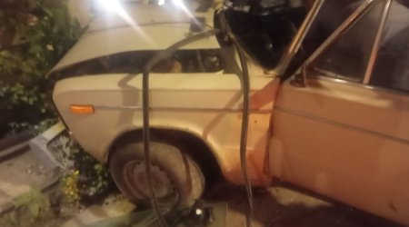 &ldquo;Ford&rdquo;un qarşısına çıxan &ldquo;VAZ-2106&rdquo; qaz borusuna çırpıldı - FOTO
