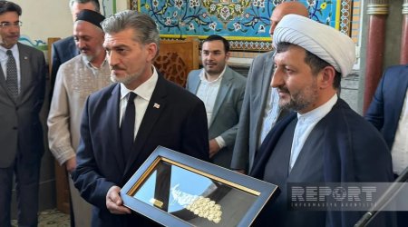 Müsəlman icması Gürcüstan Prezidentinə simvolik hədiyyə təqdim etdi - FOTO