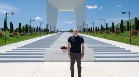 İlham Əliyev Xankəndi şəhərində Zəfər tağının önünə gül dəstələri düzdü - FOTO