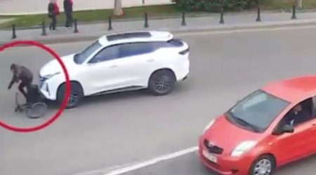 Bakıda velosipedçi avtomobilin altında qaldı &ndash; ANBAAN VİDEO