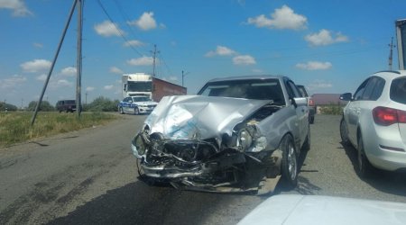 Biləsuvarda yük maşını ilə &ldquo;Mercedes&rdquo; toqquşdu: xəsarət alanlar var