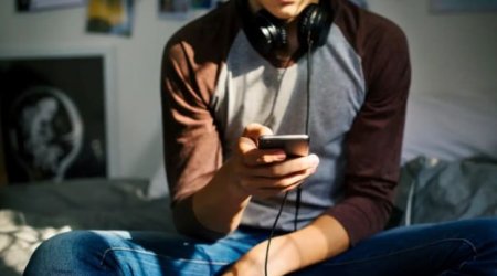 Yeniyetmə oğlanlar niyə süni intellektdən sevgili axtarırlar?