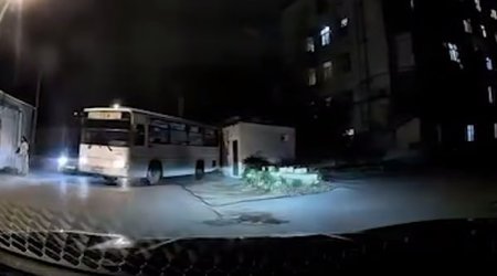 Bakıda sərnişin avtobusu yarımçıq tikiliyə çırpıldı - ANBAAN VİDEO