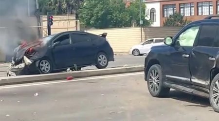 Mərdəkanda iki &ldquo;Toyota&rdquo; toqquşdu: Biri yandı &ndash; VİDEO