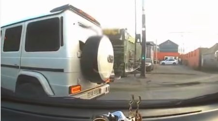Qırmızıda keçdi, irad bildirən sürücünün də maşınını vurdu&ndash; Video