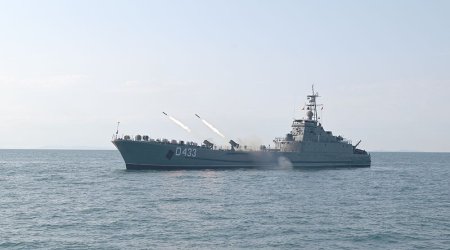 Azərbaycanın hərbi gəmiləri Xəzərdə hədəfləri atəşə tutdu &ndash; FOTO