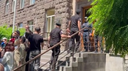 İrəvanda gərginlik: MSK rəsmi nəticələri elan etdi, müxalifət binanın qarşısına toplandı - VİDEO