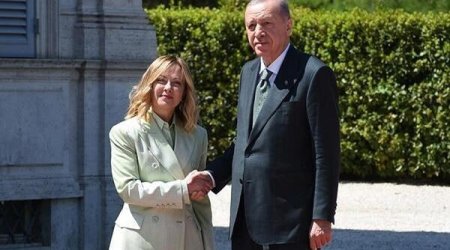 Ərdoğan istədi, Meloni siqareti tərgitdi - Video