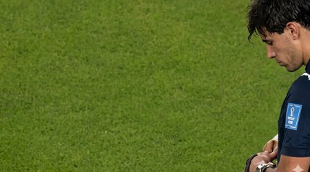 Futbolçu hakimin saatını oğurlayıb qoluna taxdı - DÇ-də qəribə hadisə - VİDEO