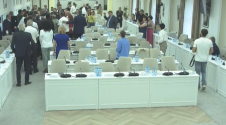 İrəvan meriyasında əlbəyaxa dava: "Plastik butulkalar" işə düşdü &ndash; VİDEO