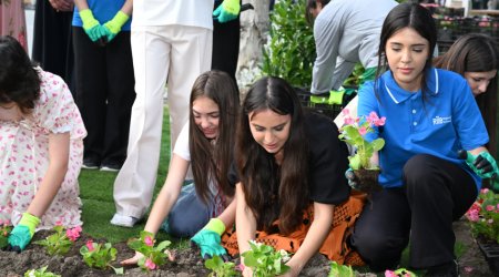 Leyla Əliyeva və Arzu Əliyeva Bakı Bulvarında mövsümi güllərin əkilməsi aksiyasında &ndash; FOTO