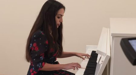 Leyla Əliyevadan pianoda &ldquo;Söz olmasaydı&rdquo; - Video
