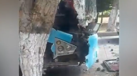 Bakıda marşrut avtobusu ağaca çırpıldı, 11 nəfər yaralandı &ndash; VİDEO
