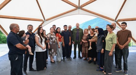 Prezident Kiçik Qaladərəsi kəndində sakinlərlə görüşdü &ndash; FOTO