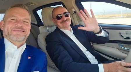 Prezidentin maşınında selfi çəkdi - Foto