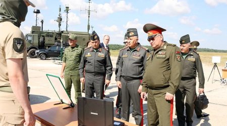 Belarusun xüsusi əməliyyat qüvvələrinin texnikaları Kərim Vəliyevə nümayiş etdirildi - FOTO