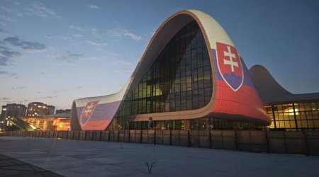 Heydər Əliyev Mərkəzi Slovakiya bayrağının rəngləri ilə işıqlandırıldı &ndash;FOTO
