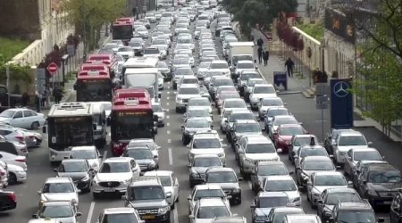 Səbirsiz sürücülərin tıxacda yaratdığı TƏHLÜKƏ – Adi qayda pozuntusu, yoxsa avtoxuliqanlıq?