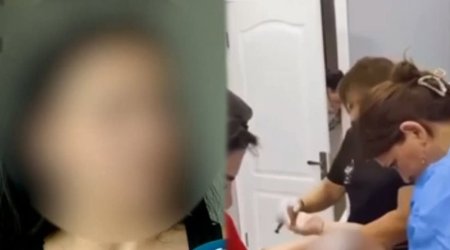 Qapıdan baxan qeydiyyatçı oğlan imiş- Videodakı qadın danışdı