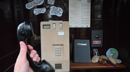 Qəbiristanlıqda ölənlərlə "danışmaq" üçün telefon köşkü quraşdırıldı &ndash; FOTO