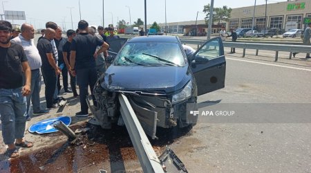 Goranboyda maşın arakəsməyə çırpıldı - Xəsarət alanlar var - FOTO