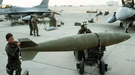 ABŞ İrana 900 kq-lıq bomba atdı &ndash; Bir ailə məhv oldu - VİDEO