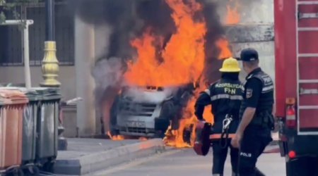 Bakıda "Ford" markalı avtomobil yanaraq kül oldu &ndash; VİDEO