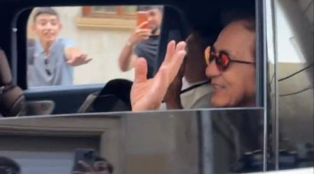 Ceki Çanla görüşmək üçün özlərini maşının önünə atdılar &ndash; VİDEO