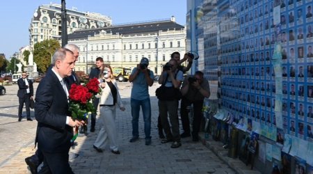 Ceyhun Bayramov Kiyevdə həlak olan ukraynalı müdafiəçilərin xatirəsini yad etdi - FOTO