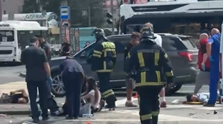 Rusiyada sürücü avtomobili piyadaların üzərinə sürdü: 8 yaralı var &ndash; VİDEO