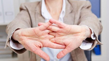 Barmaq çıtlatmaq vərdişi təhlükəlidirmi? &ndash; Mütəxəssislərdən AÇIQLAMA