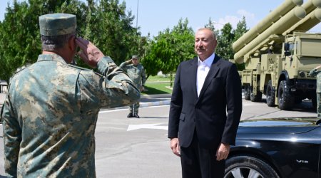 İlham Əliyev hərbi hissələrə Döyüş bayraqlarını təqdim etdi - FOTO/VİDEO