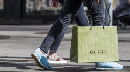 Gucci lüks sənayenin əsas qaydasını pozur: moda evi niyə qiymətləri aşağı salır?