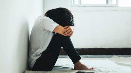 Qadını öldürmək istəyən kişiyə AĞIR CƏZA VERİLDİ
