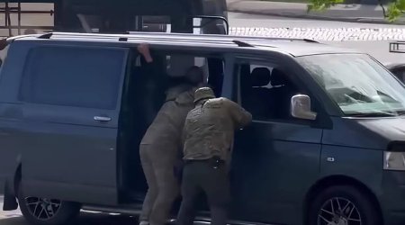 Ukraynada hərbi möhləti olan kişi işə gedərkən saxlanıldı