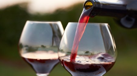 Şam yeməyində bir bakal şərab həqiqətən zərərsizdir?