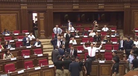 Ermənistan parlamentində gərginlik: Deputat zaldan qovuldu - VİDEO