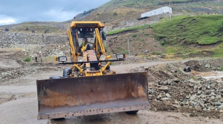 Güclü leysan Daşkəsəndə yolu bağladı, kəndlə əlaqə kəsildi - FOTO