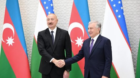Şavkat Mirziyoyev İlham Əliyevi "Ali Dostluq Dərəcəsi" ordeni ilə təltif etdi - FOTO