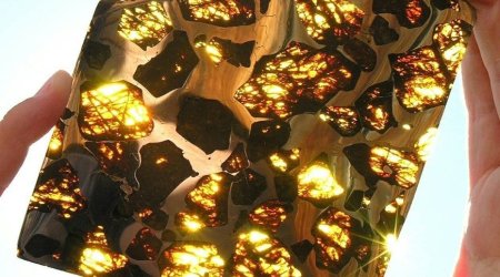 Milyardlarla ilin sirri bu daşın içindədir &ndash; Bu meteorit dünyanı heyran qoyur &ndash; Foto