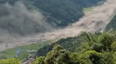 Çin və Nepal arasındakı sərhəd-keçid məntəqəsində torpaq sürüşməsi &ndash; VİDEO