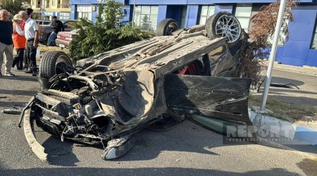 Sumqayıtda BMW üç avtomobilə çırpılıb aşdı &ndash; Xəsarət alanlar var &ndash; VİDEO