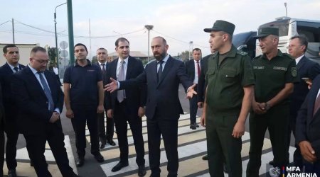 Ararat Mirzoyan xarici ölkə səfirləri ilə Türkiyə sərhədində