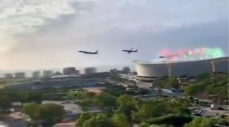 2 sərnişin təyyarəsi stadionun üzərində təhlükəli manevr etdi - VİDEO